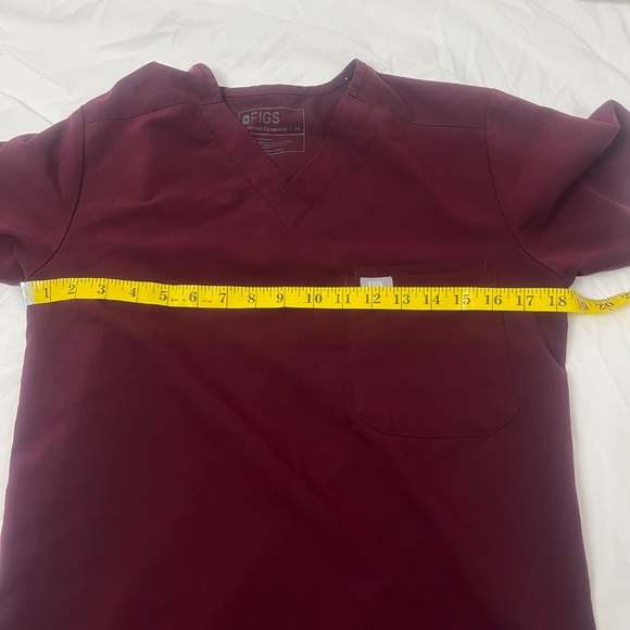 Figs Men’s Leon Three Pockets Scrub Top Sz XS Maroon Medical PO 1619 - Picture 8 of 9